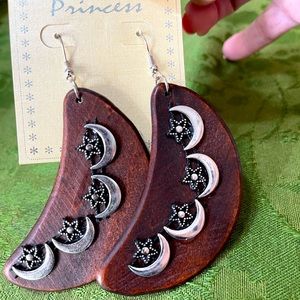 Fabulous earrings. 🌙⭐️